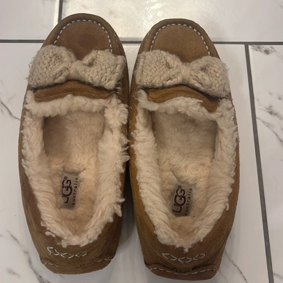 Ugg Ansley Bow Moccasins size 4 - Picture 5 of 6
